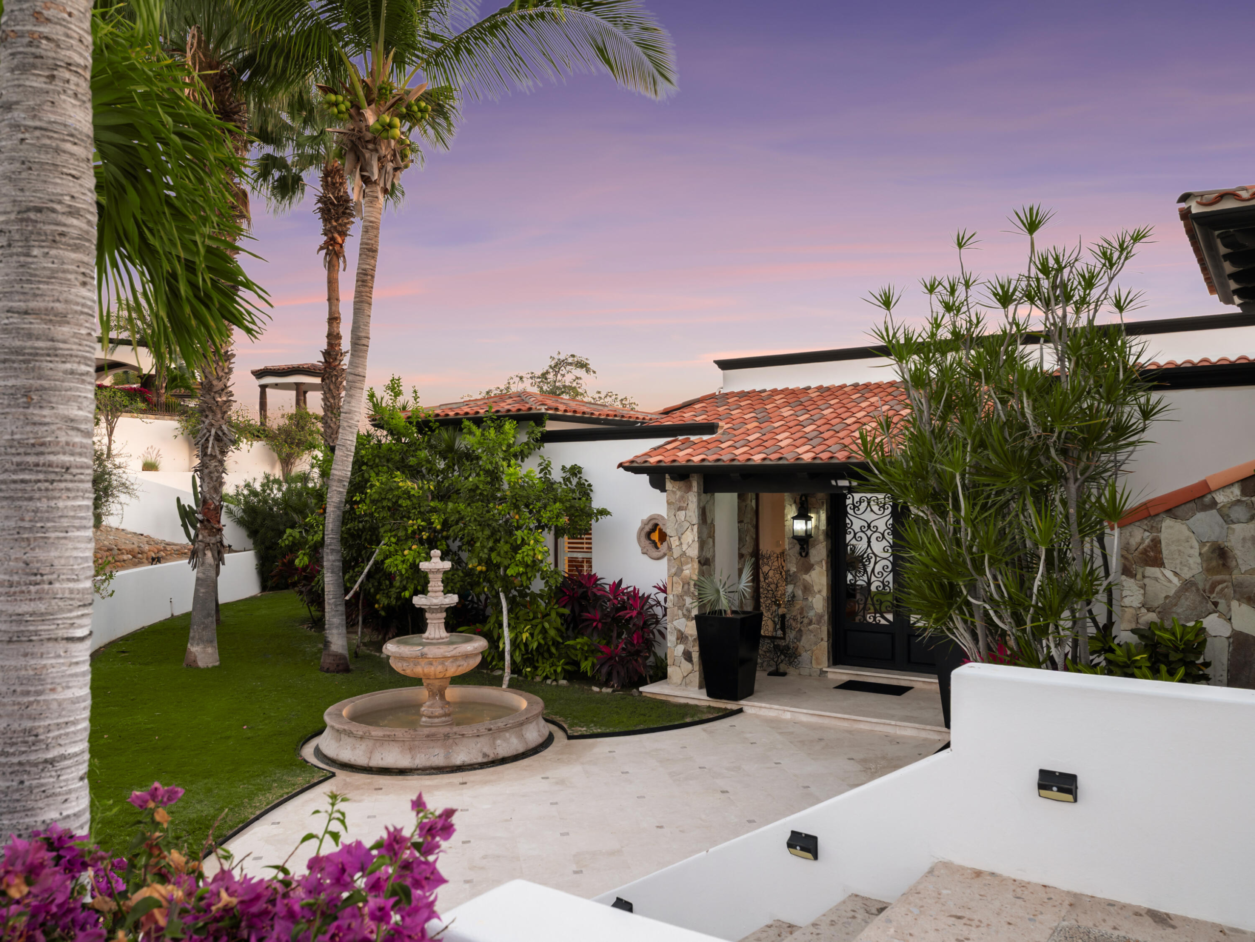 Puerto Los Cabos Fundadores Experience the pinnacle of coastal living at Casa Bokke, a stunning contemporary estate perched directly on the 4th hole of the Jack Nicklaus Signature Ocean Course. This residence perfectly balances the lush greens of world-class golf with unobstructed, ocean – 99 Padre Salvatierra, San Jose del Cabo, BS