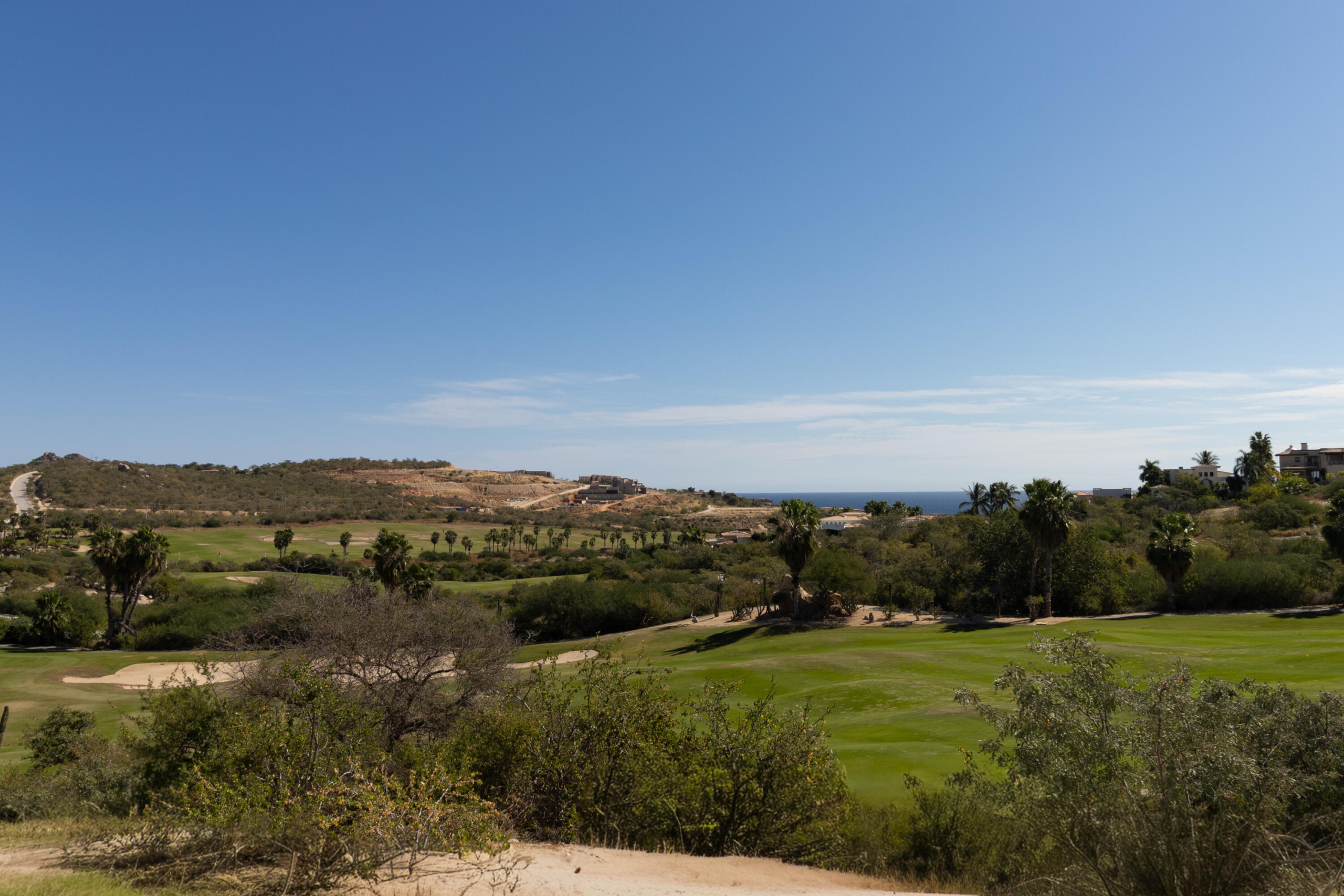 Puerto Los Cabos El Altillo To be completed in April 2026 Altillo 56 is set within the highly secure and exclusive El Altillo , Puerto Los Cabos community, this striking contemporary estate offers an exceptional lifestyle at the intersection of privacy, architecture, and natural beauty. Positioned to capture sweeping golf course – C. Alitllo, San Jose del Cabo, BS